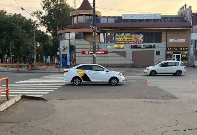 39-летняя самокатчица попала под колёса машины в Абакане