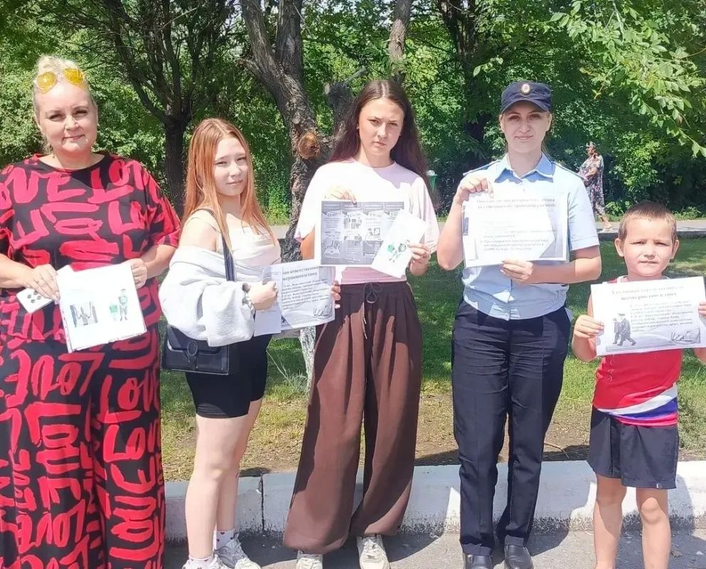 В День семьи, любви и верности черногорские полицейские провели на территории городского парка акцию «Азбука правовой грамотности» В День семьи, любви и верности черногорские полицейские провели на территории городского парка акцию «Азбука правовой грамотности»