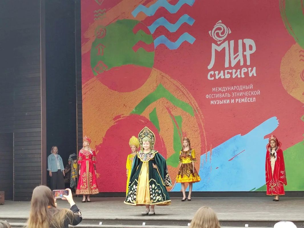 Ремесленники из Хакасии работают на Международном фестивале "МИР Сибири" Ремесленники из Хакасии работают на Международном фестивале "МИР Сибири"