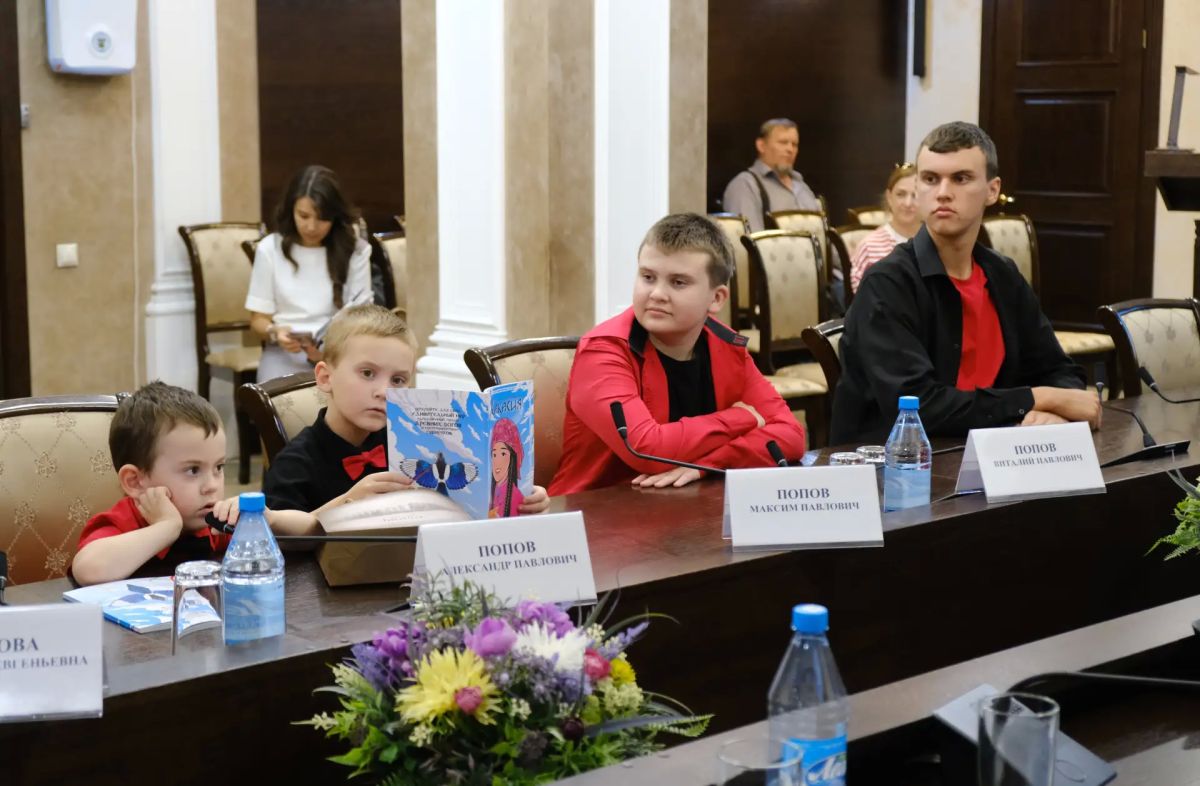 Валентин Коновалов: Вручил медаль ордена «Родительская слава» победителям регионального этапа всероссийского конкурса «Семья года-2026» семье Поповых из Саяногорска Валентин Коновалов: Вручил медаль ордена «Родительская слава» победителям регионального этапа всероссийского конкурса «Семья года-2026» семье Поповых из Саяногорска