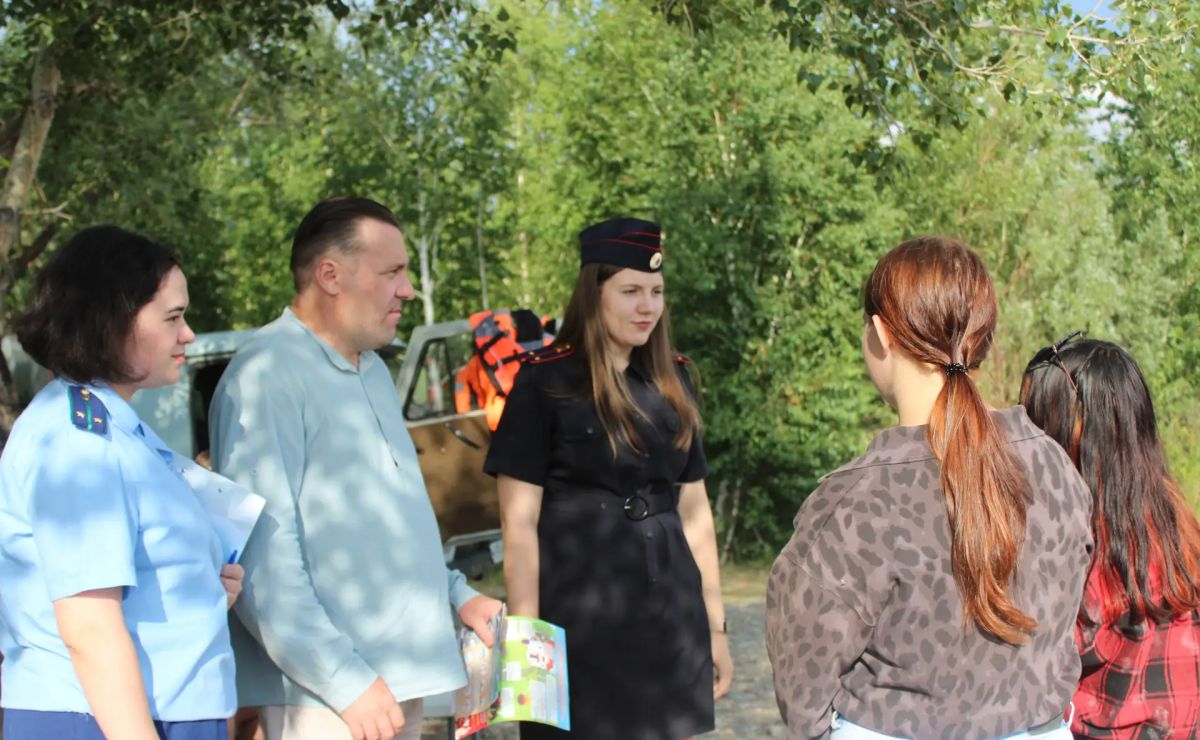 В Саяногорске полицейские, общественники и прокуратура провели совместный рейд в рамках акции «Каникулы с Общественным советом»
