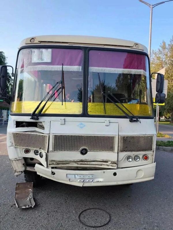 Иномарка не дала проехать пассажирскому автобусу в Абакане Иномарка не дала проехать пассажирскому автобусу в Абакане