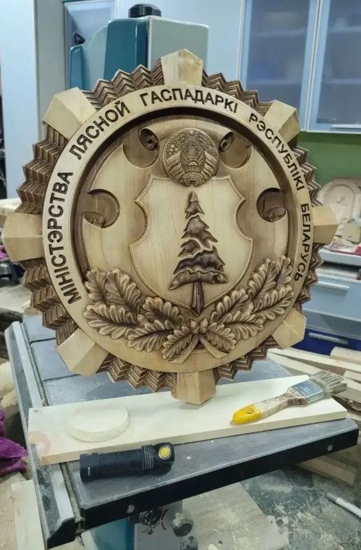 Делегация Хакасии передала приглашение и памятное панно из сибирского кедра Министру лесного хозяйства Беларуси Делегация Хакасии передала приглашение и памятное панно из сибирского кедра Министру лесного хозяйства Беларуси