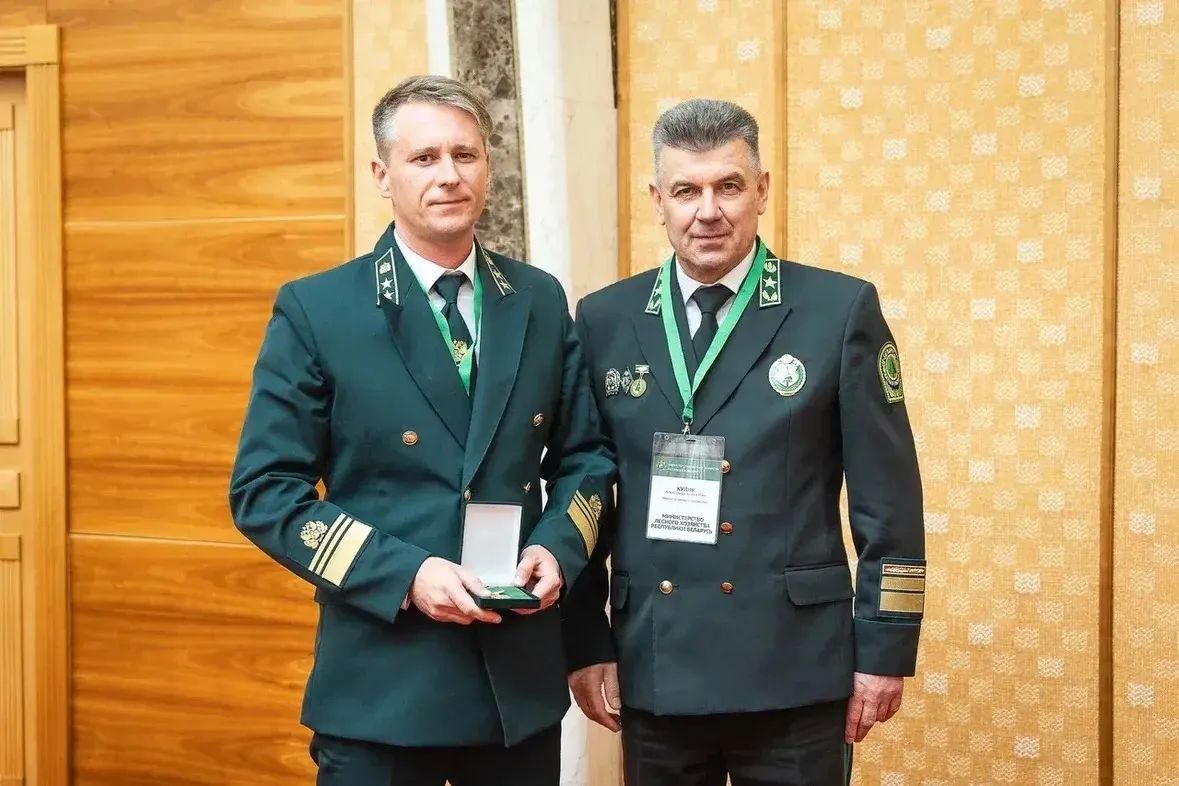 Делегация Хакасии передала приглашение и памятное панно из сибирского кедра Министру лесного хозяйства Беларуси Делегация Хакасии передала приглашение и памятное панно из сибирского кедра Министру лесного хозяйства Беларуси