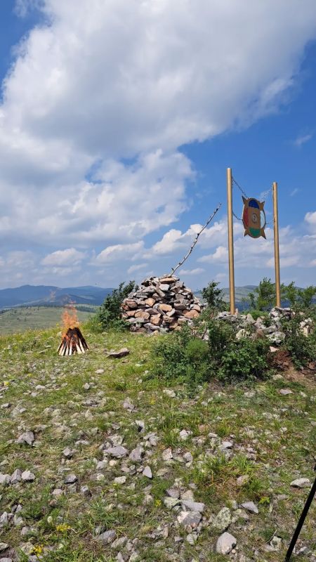 Памятный знак "Центр Хакасии" на горе Сорахтаг установили активисты из Аскизского района Памятный знак "Центр Хакасии" на горе Сорахтаг установили активисты из Аскизского района