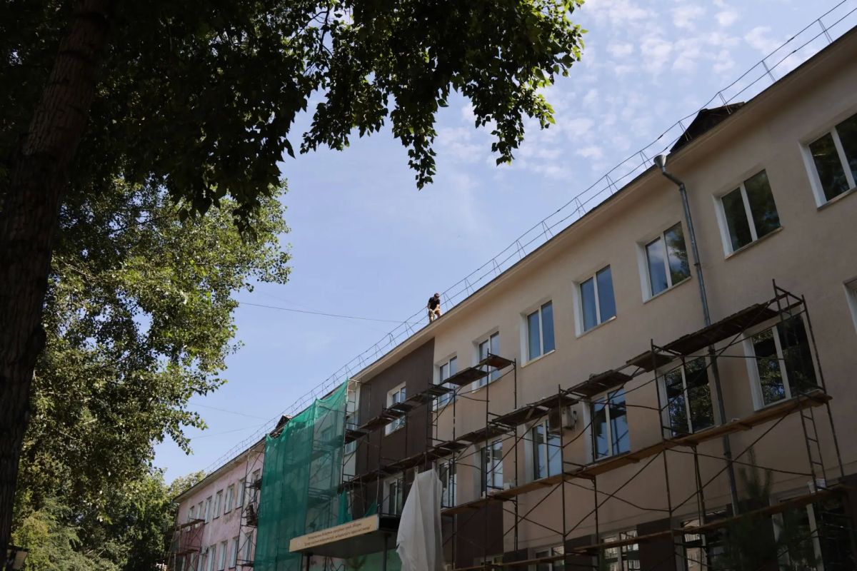 Фасад старого здания, когда-то УПК, расположенного по ул. М. Жукова, 10 в Абакане, постепенно приводят в порядок Фасад старого здания, когда-то УПК, расположенного по ул. М. Жукова, 10 в Абакане, постепенно приводят в порядок