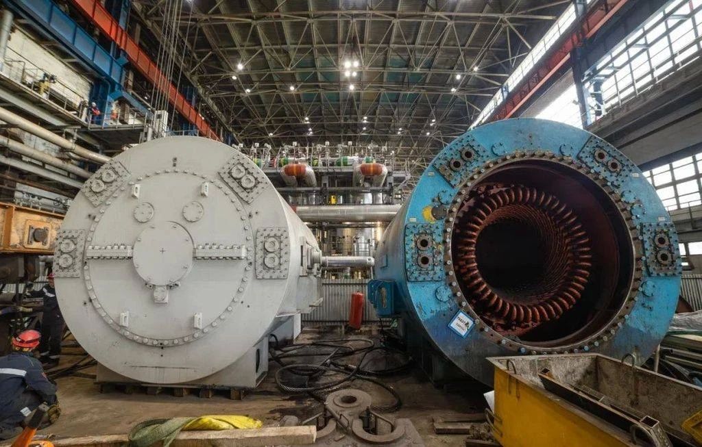 На Абаканской ТЭЦ установили 90-тонный статор На Абаканской ТЭЦ установили 90-тонный статор