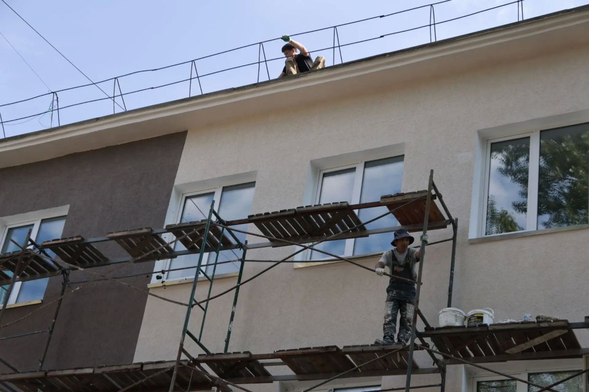 Фасад старого здания, когда-то УПК, расположенного по ул. М. Жукова, 10 в Абакане, постепенно приводят в порядок Фасад старого здания, когда-то УПК, расположенного по ул. М. Жукова, 10 в Абакане, постепенно приводят в порядок