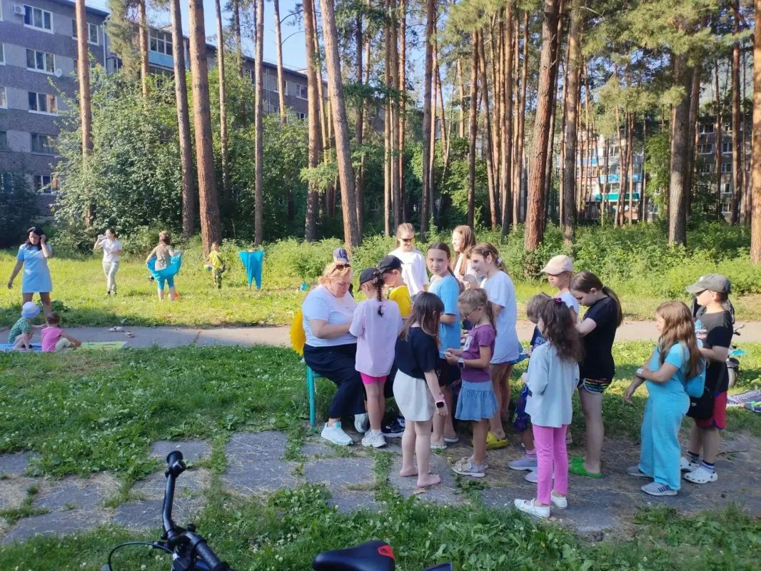 В поселке Черемушки Общественный совет при ОМВД России по г. Саяногорску провел акцию «Команда нашего двора» В поселке Черемушки Общественный совет при ОМВД России по г. Саяногорску провел акцию «Команда нашего двора»