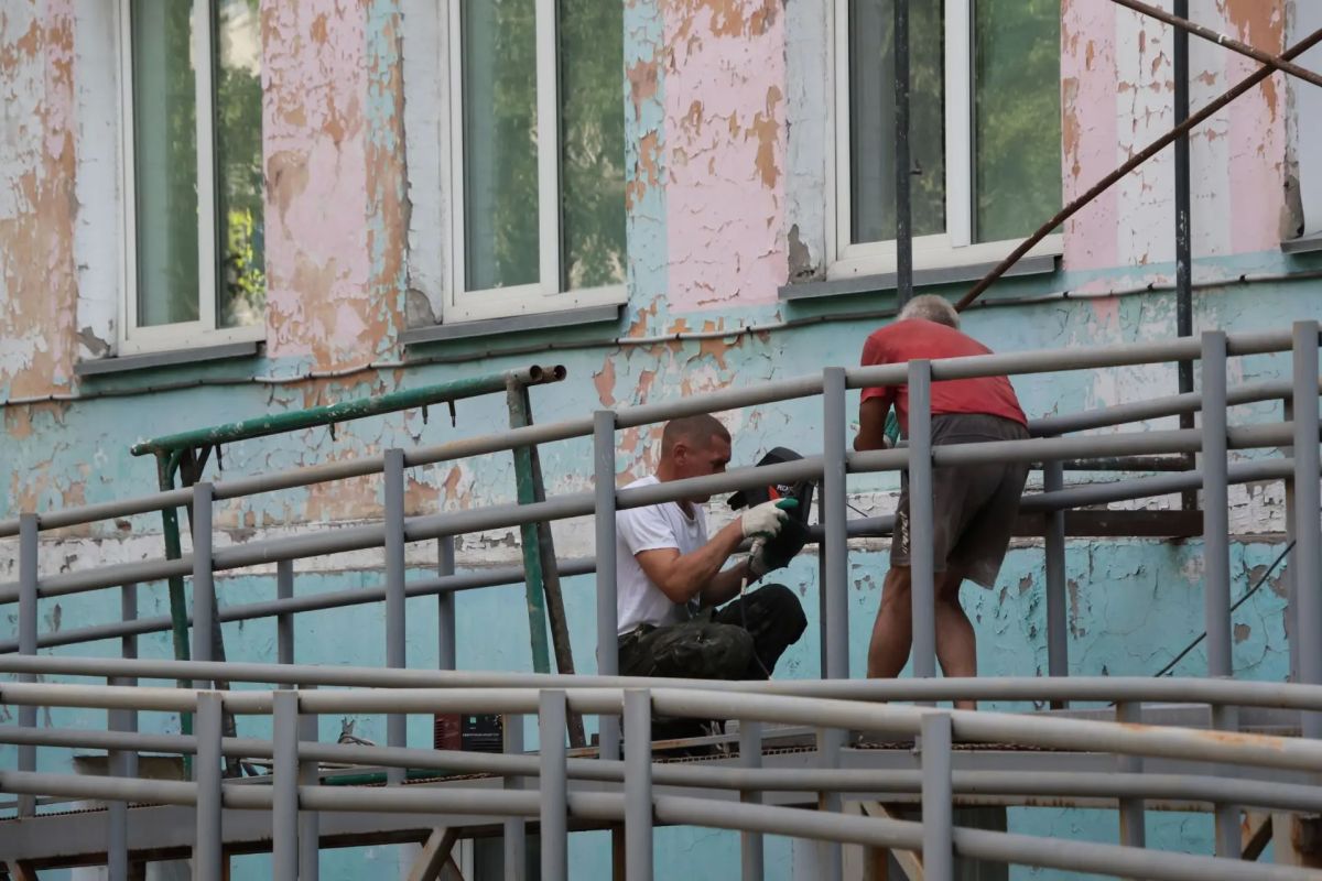 Фасад старого здания на ул. М. Жукова, 10 в Абакане, постепенно восстанавливают Фасад старого здания на ул. М. Жукова, 10 в Абакане, постепенно восстанавливают