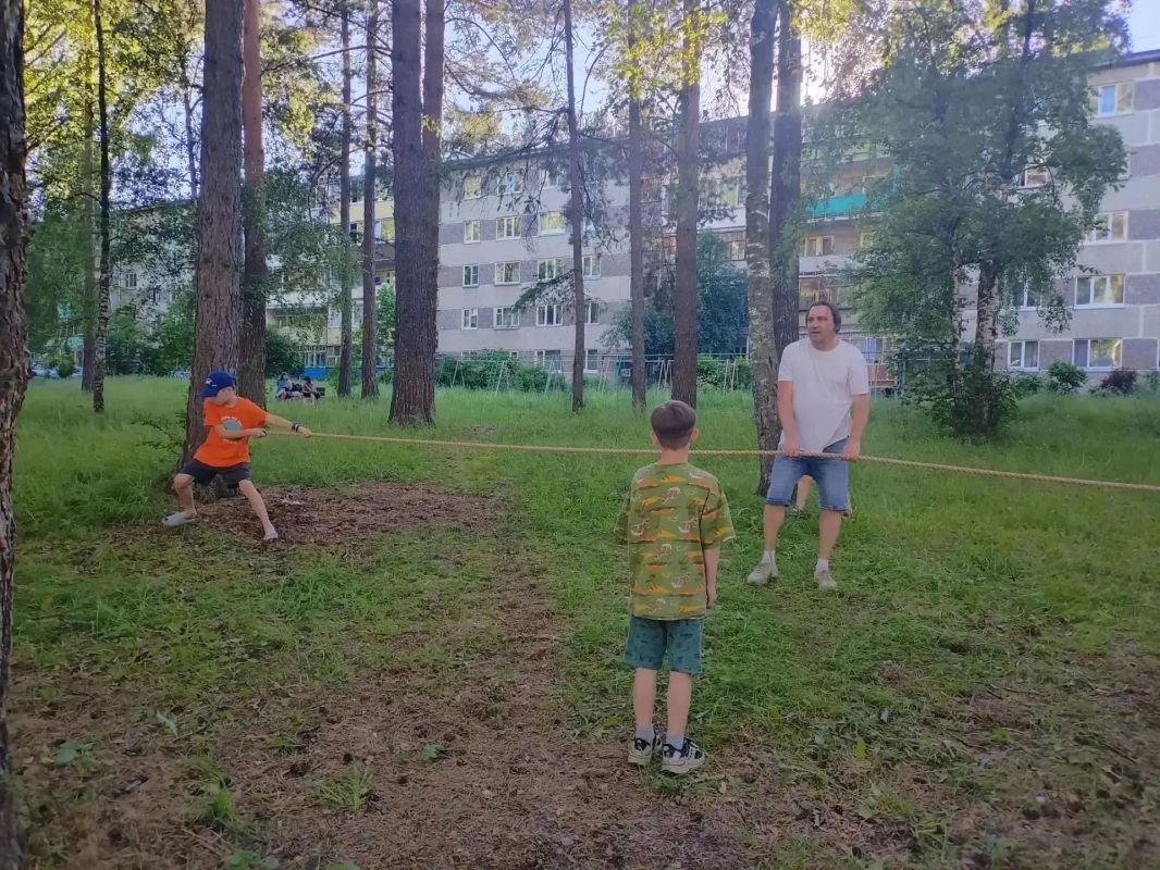 В поселке Черемушки Общественный совет при ОМВД России по г. Саяногорску провел акцию «Команда нашего двора» В поселке Черемушки Общественный совет при ОМВД России по г. Саяногорску провел акцию «Команда нашего двора»