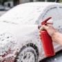 В Абакане очевидец помог женщине потушить загоревшееся авто