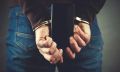 В Черногорске оперативники по горячим следам установили подозреваемого в краже дорогостоящего телефона