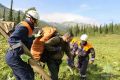 Спасатели вертолетом эвакуировали травмированного туриста в Хакасии