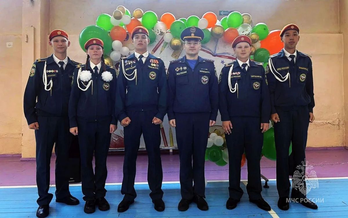 С Днем знаний, друзья!. Сегодня наш руководящий состав, офицеры и сотрудники традиционно посещают линейки в учебных заведениях, напоминая юному поколению о том, что беззаботное лето закончилось и самое время вспомнить о... С Днем знаний, друзья!. Сегодня наш руководящий состав, офицеры и сотрудники традиционно посещают линейки в учебных заведениях, напоминая юному поколению о том, что беззаботное лето закончилось и самое время вспомнить о...