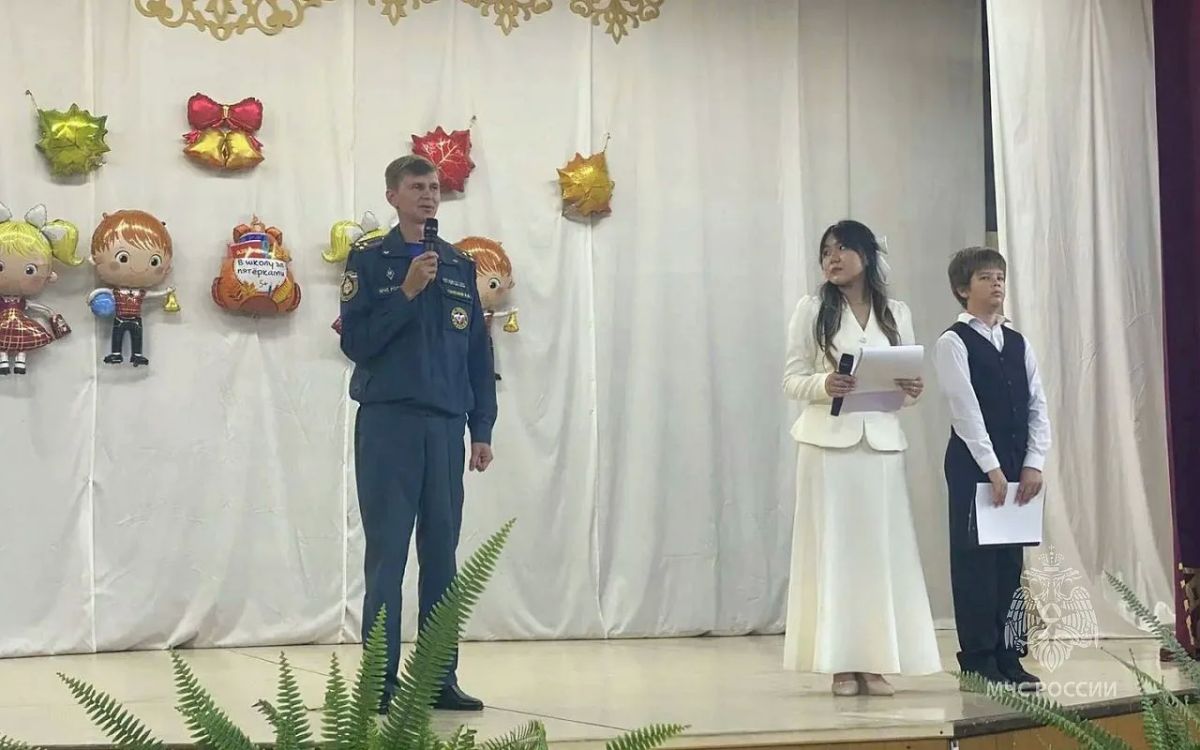 С Днем знаний, друзья!. Сегодня наш руководящий состав, офицеры и сотрудники традиционно посещают линейки в учебных заведениях, напоминая юному поколению о том, что беззаботное лето закончилось и самое время вспомнить о... С Днем знаний, друзья!. Сегодня наш руководящий состав, офицеры и сотрудники традиционно посещают линейки в учебных заведениях, напоминая юному поколению о том, что беззаботное лето закончилось и самое время вспомнить о...