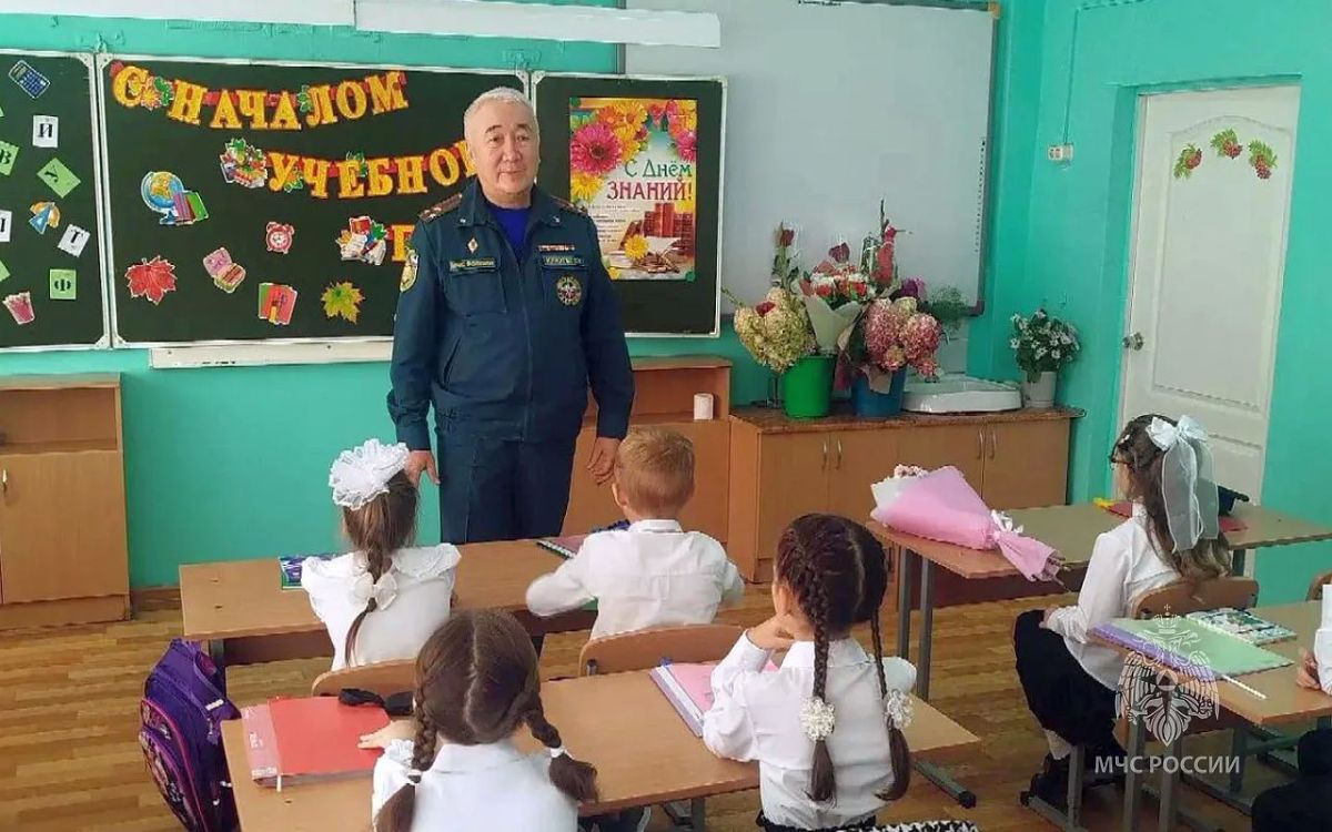 С Днем знаний, друзья!. Сегодня наш руководящий состав, офицеры и сотрудники традиционно посещают линейки в учебных заведениях, напоминая юному поколению о том, что беззаботное лето закончилось и самое время вспомнить о... С Днем знаний, друзья!. Сегодня наш руководящий состав, офицеры и сотрудники традиционно посещают линейки в учебных заведениях, напоминая юному поколению о том, что беззаботное лето закончилось и самое время вспомнить о...