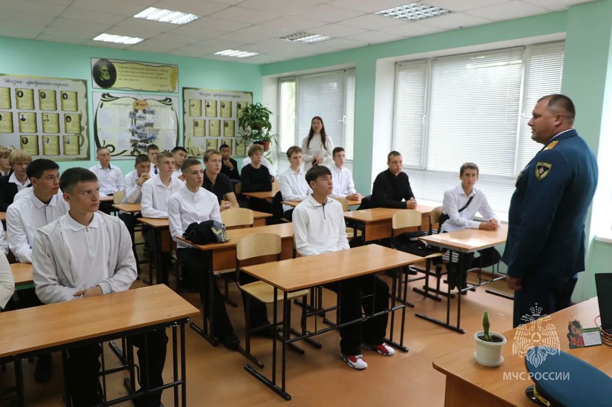 С Днем знаний, друзья!. Сегодня наш руководящий состав, офицеры и сотрудники традиционно посещают линейки в учебных заведениях, напоминая юному поколению о том, что беззаботное лето закончилось и самое время вспомнить о... С Днем знаний, друзья!. Сегодня наш руководящий состав, офицеры и сотрудники традиционно посещают линейки в учебных заведениях, напоминая юному поколению о том, что беззаботное лето закончилось и самое время вспомнить о...