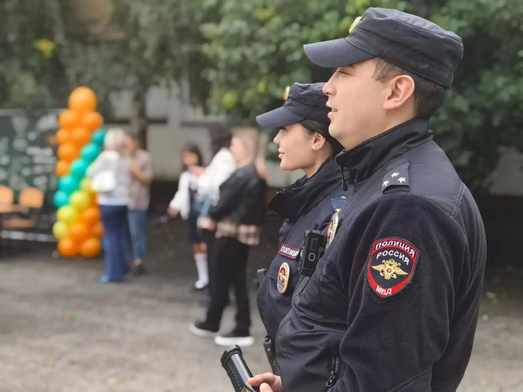В Хакасии сотрудники правоохранительных органов обеспечивают безопасность в День Знаний В Хакасии сотрудники правоохранительных органов обеспечивают безопасность в День Знаний