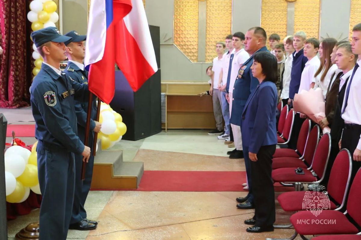 С Днем знаний, друзья!. Сегодня наш руководящий состав, офицеры и сотрудники традиционно посещают линейки в учебных заведениях, напоминая юному поколению о том, что беззаботное лето закончилось и самое время вспомнить о... С Днем знаний, друзья!. Сегодня наш руководящий состав, офицеры и сотрудники традиционно посещают линейки в учебных заведениях, напоминая юному поколению о том, что беззаботное лето закончилось и самое время вспомнить о...