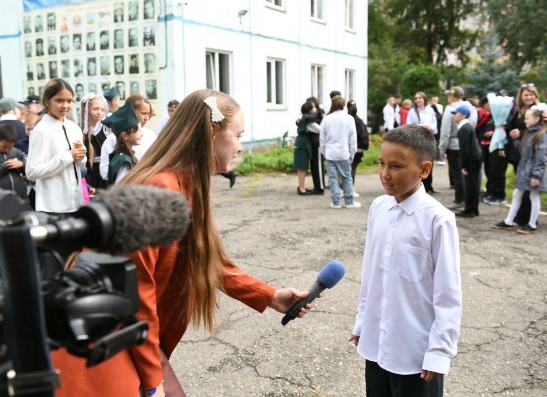 Валентин Коновалов: В День знаний принял участие в торжественных линейках Валентин Коновалов: В День знаний принял участие в торжественных линейках