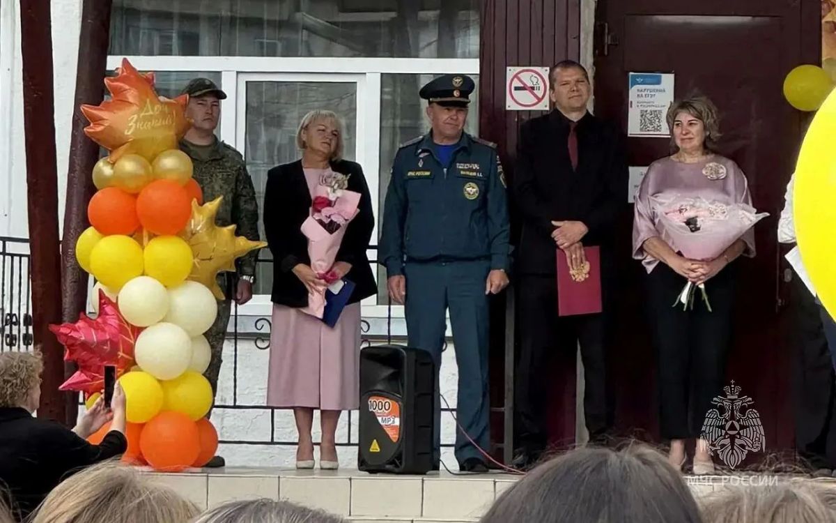 С Днем знаний, друзья!. Сегодня наш руководящий состав, офицеры и сотрудники традиционно посещают линейки в учебных заведениях, напоминая юному поколению о том, что беззаботное лето закончилось и самое время вспомнить о... С Днем знаний, друзья!. Сегодня наш руководящий состав, офицеры и сотрудники традиционно посещают линейки в учебных заведениях, напоминая юному поколению о том, что беззаботное лето закончилось и самое время вспомнить о...