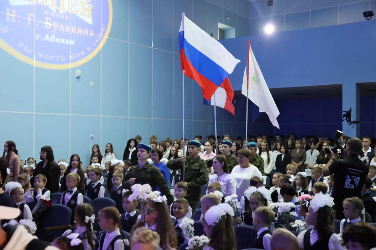 Сегодня улицы Абакана наполнились особым волнением и ароматом осенних цветов Сегодня улицы Абакана наполнились особым волнением и ароматом осенних цветов