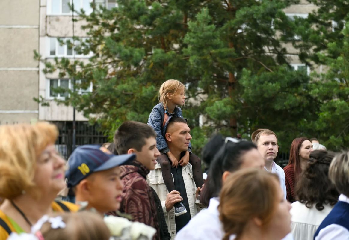 Валентин Коновалов выступил на торжественных линейках в День знаний Валентин Коновалов выступил на торжественных линейках в День знаний