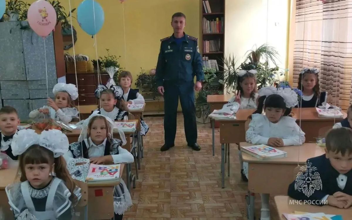 Раскраски вместо скучных лекций: как абаканские пожарные с малых лет учат первоклашек побеждать огонь Раскраски вместо скучных лекций: как абаканские пожарные с малых лет учат первоклашек побеждать огонь