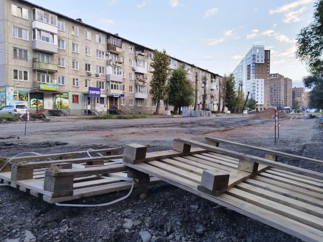 Продолжается капитальный ремонт улицы Комарова Продолжается капитальный ремонт улицы Комарова