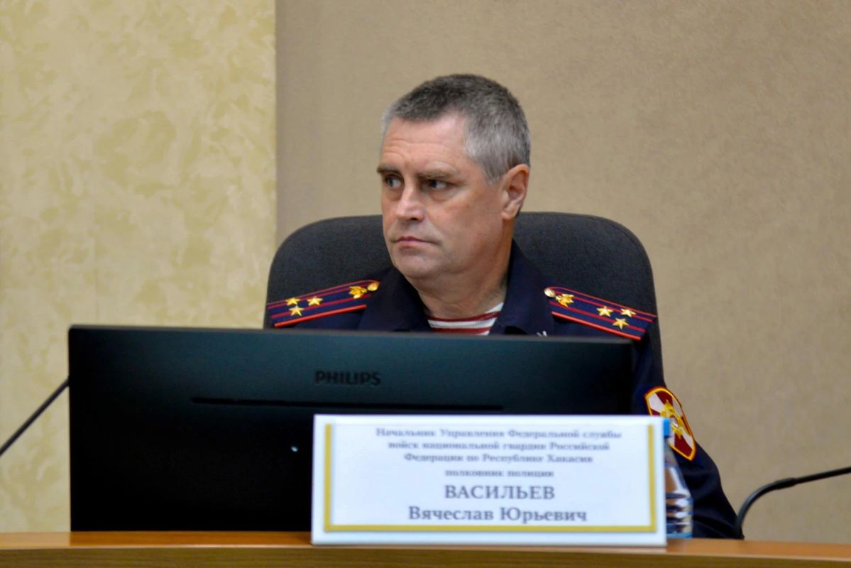 Министр внутренних дел по Республике Хакасия Владимир Генералов провёл заседание Оперативного штаба по обеспечению правопорядка в Единый день голосования Министр внутренних дел по Республике Хакасия Владимир Генералов провёл заседание Оперативного штаба по обеспечению правопорядка в Единый день голосования