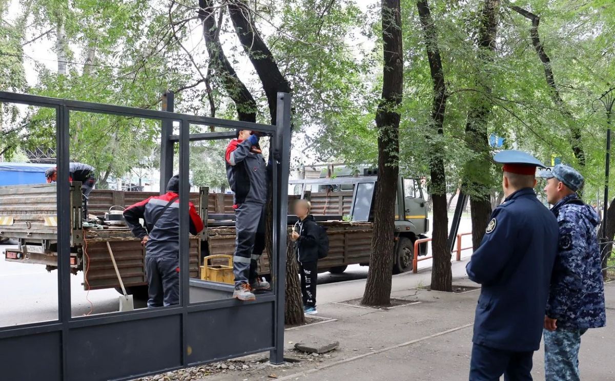 В Абакане устанавливают остановочные павильоны, изготовленные осуждёнными В Абакане устанавливают остановочные павильоны, изготовленные осуждёнными