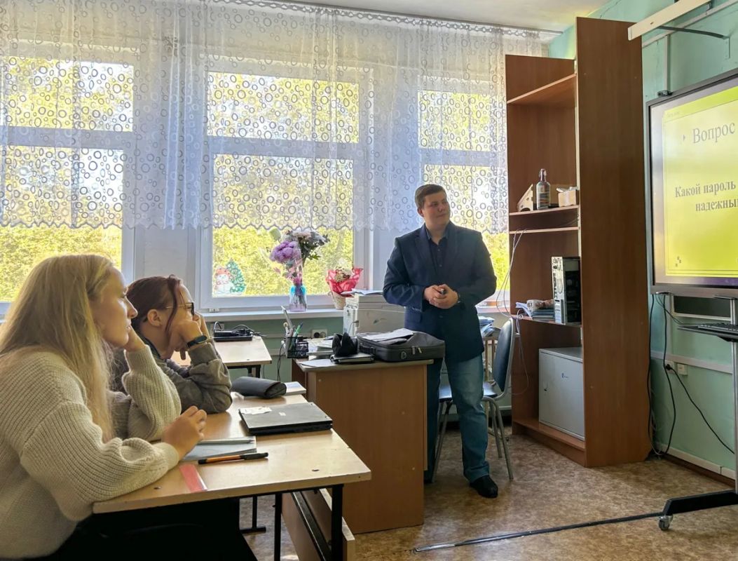 В Хакасии стартовал профилактический проект «Кибербезопасность», чтобы повысить цифровую грамотность школьников, научить их критически оценивать информацию и сформировать ответственное отношение к безопасности в интернете В Хакасии стартовал профилактический проект «Кибербезопасность», чтобы повысить цифровую грамотность школьников, научить их критически оценивать информацию и сформировать ответственное отношение к безопасности в интернете