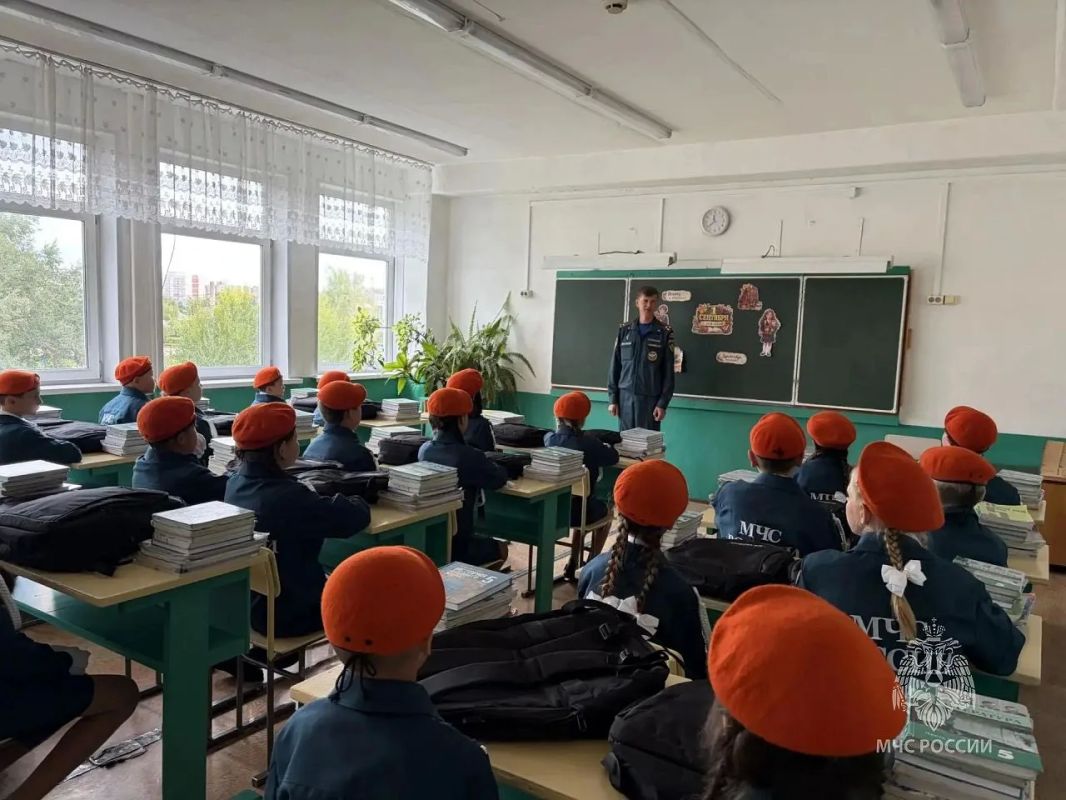 Форма с погонами и экскурсии в депо: в абаканской школе открылся новый кадетский класс МЧС Форма с погонами и экскурсии в депо: в абаканской школе открылся новый кадетский класс МЧС