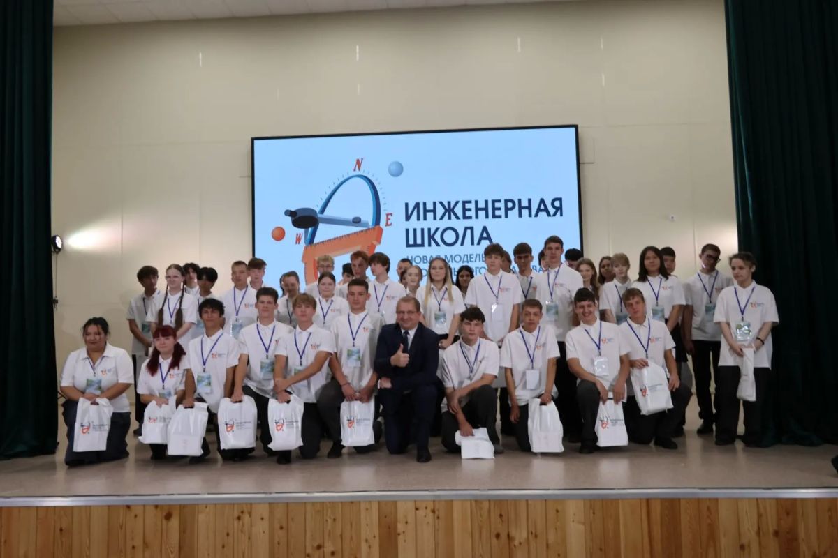 В Абакане заложили фундамент инженерного потенциала Хакасии: сегодня две наших школы – 32 и 33 – благодаря заключённому весной 2026 года договору сотрудничества между директорами и Сибирским федеральным университетом... В Абакане заложили фундамент инженерного потенциала Хакасии: сегодня две наших школы – 32 и 33 – благодаря заключённому весной 2026 года договору сотрудничества между директорами и Сибирским федеральным университетом...