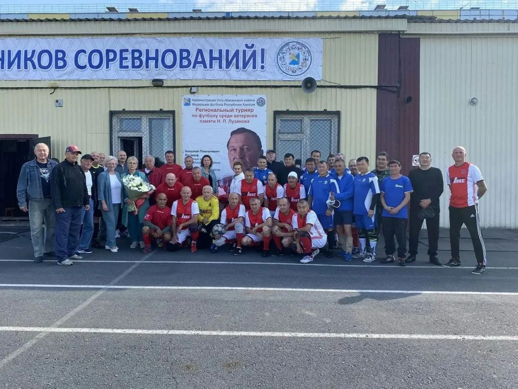 В Усть-Абакане ветераны провели футбольный турнир