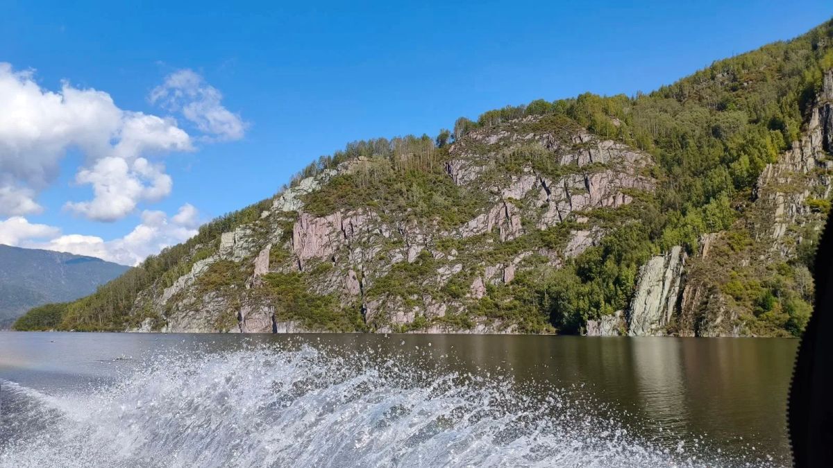 Проведён водный рейд акватории Саяно-Шушенского водохранилища Проведён водный рейд акватории Саяно-Шушенского водохранилища