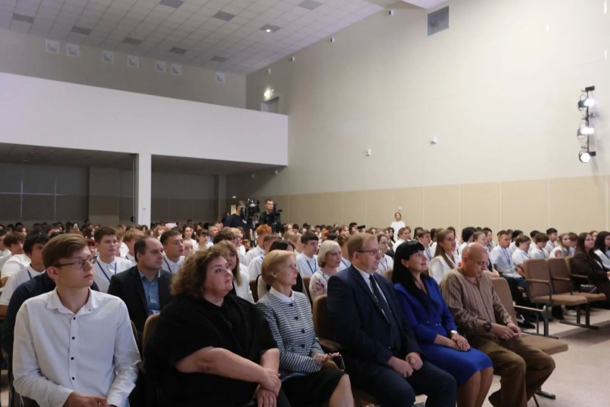 В Абакане заложили фундамент инженерного потенциала Хакасии: сегодня две наших школы – 32 и 33 – благодаря заключённому весной 2026 года договору сотрудничества между директорами и Сибирским федеральным университетом... В Абакане заложили фундамент инженерного потенциала Хакасии: сегодня две наших школы – 32 и 33 – благодаря заключённому весной 2026 года договору сотрудничества между директорами и Сибирским федеральным университетом...