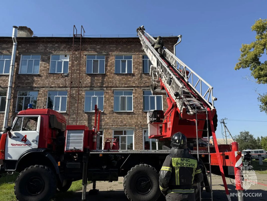 В школе №5 города Черногорска прошли масштабные пожарно-тактические учения В школе №5 города Черногорска прошли масштабные пожарно-тактические учения