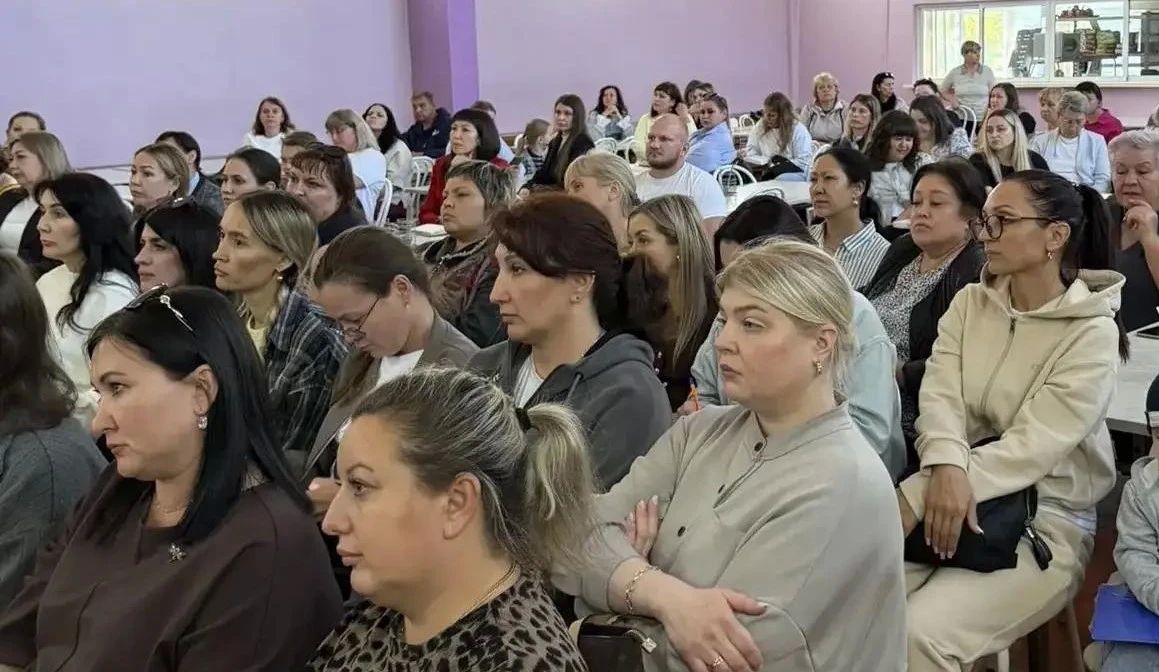 Разговоры о важном: сотрудники черногорской полиции продолжают встречи с родителями учеников образовательных организаций города Разговоры о важном: сотрудники черногорской полиции продолжают встречи с родителями учеников образовательных организаций города