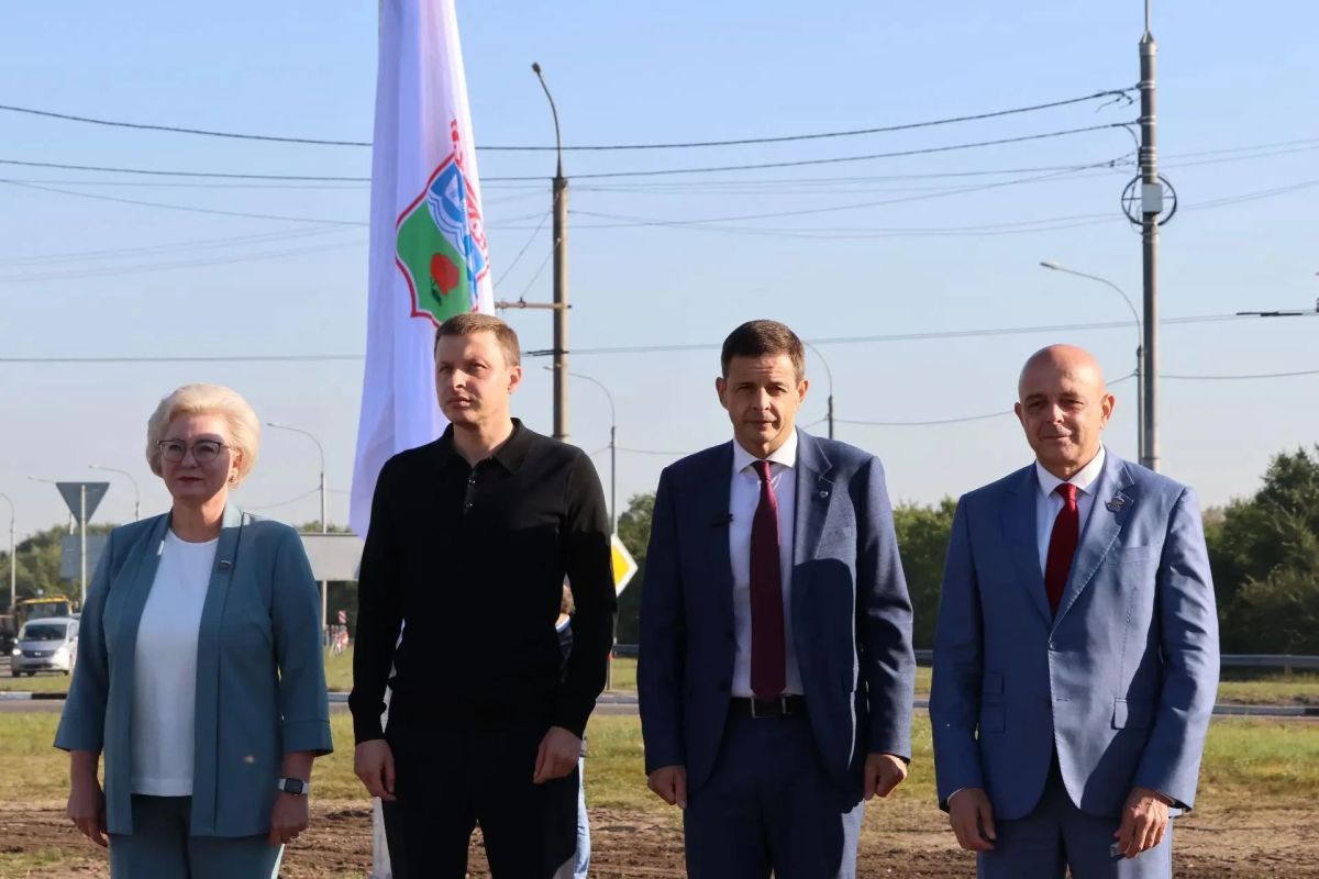 В Абакане на въездном кольце у аэропорта установили 18-метровые флагштоки В Абакане на въездном кольце у аэропорта установили 18-метровые флагштоки