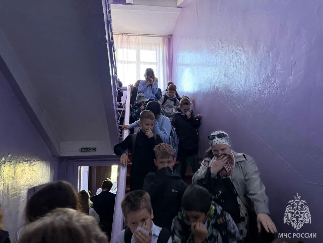В школе №5 города Черногорска прошли масштабные пожарно-тактические учения В школе №5 города Черногорска прошли масштабные пожарно-тактические учения