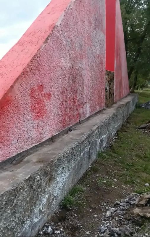 Монумент на Первом городском кладбище Абакана приводят в порядок Монумент на Первом городском кладбище Абакана приводят в порядок
