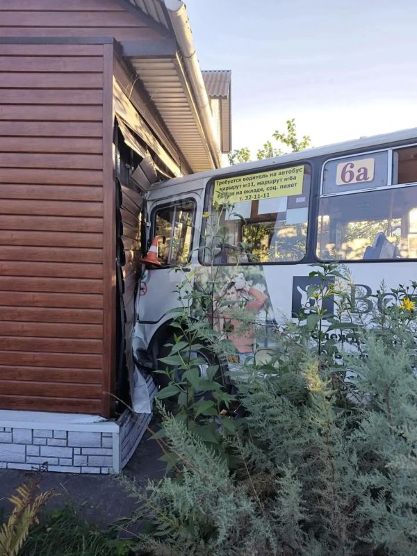 Пассажирский автобус влетел в жилой дом на Цукановой в Абакане, есть пострадавшие Пассажирский автобус влетел в жилой дом на Цукановой в Абакане, есть пострадавшие