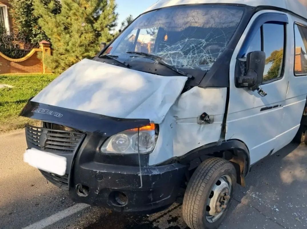 В Абакане «газель» не уступила дорогу и врезалась в автобус В Абакане «газель» не уступила дорогу и врезалась в автобус