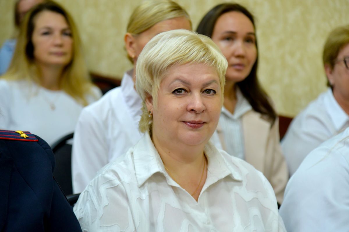 Министр внутренних дел по Республике Хакасия Владимир Генералов поздравил сотрудников подразделений по вопросам миграции с профессиональным праздником Министр внутренних дел по Республике Хакасия Владимир Генералов поздравил сотрудников подразделений по вопросам миграции с профессиональным праздником