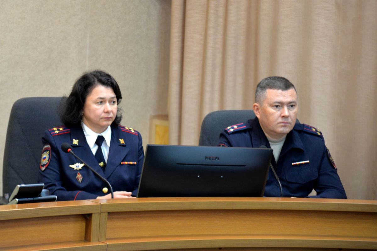 Министр внутренних дел по Республике Хакасия Владимир Генералов поздравил сотрудников подразделений по вопросам миграции с профессиональным праздником Министр внутренних дел по Республике Хакасия Владимир Генералов поздравил сотрудников подразделений по вопросам миграции с профессиональным праздником