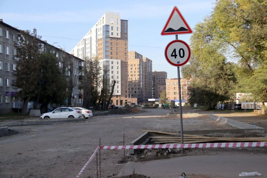 Старый асфальт на Комарова в Абакане снят на всем участке Старый асфальт на Комарова в Абакане снят на всем участке