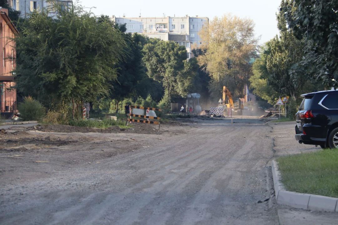 Старый асфальт на Комарова в Абакане снят на всем участке Старый асфальт на Комарова в Абакане снят на всем участке