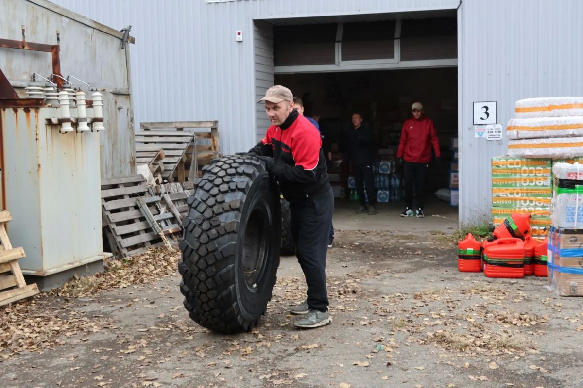 Из Абакана отправляется очередная фура, доверху забитая гуманитарной помощью от горожан, предприятий и организаций: бойцам на передовую, в госпиталь, в школу-интернат в Стаханов, в Донецкий лицей… Глава города Абакана... Из Абакана отправляется очередная фура, доверху забитая гуманитарной помощью от горожан, предприятий и организаций: бойцам на передовую, в госпиталь, в школу-интернат в Стаханов, в Донецкий лицей… Глава города Абакана...
